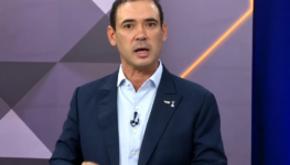 Apresentador em estúdio moderno