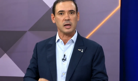 Apresentador em estúdio moderno