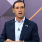 Apresentador em estúdio moderno