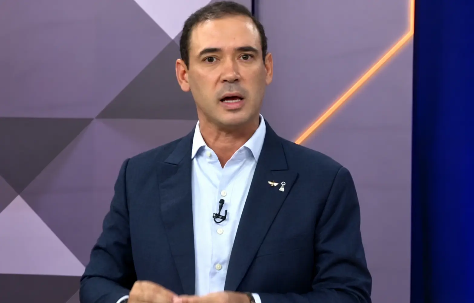 Apresentador em estúdio moderno