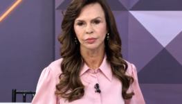 Retrato de entrevistadora em estúdio de TV