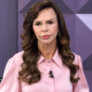 Retrato de entrevistadora em estúdio de TV