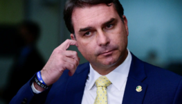 1787265146-flavio-bolsonaro-cocando-ouvido (1)