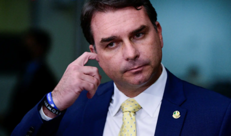 1787265146-flavio-bolsonaro-cocando-ouvido (1)
