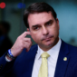 1787265146-flavio-bolsonaro-cocando-ouvido (1)