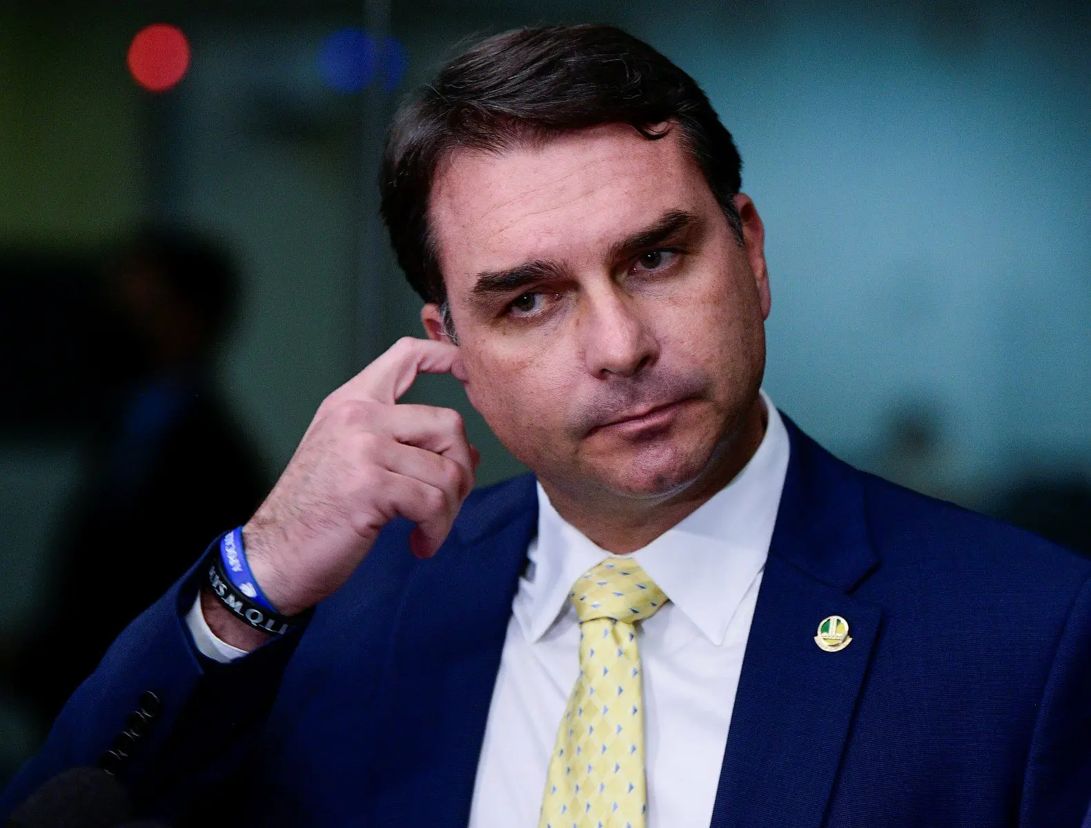 1787265146-flavio-bolsonaro-cocando-ouvido (1)